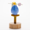 田中瑠璃子　「つくったとんぼ玉を見せるセキセイインコ(紫）」